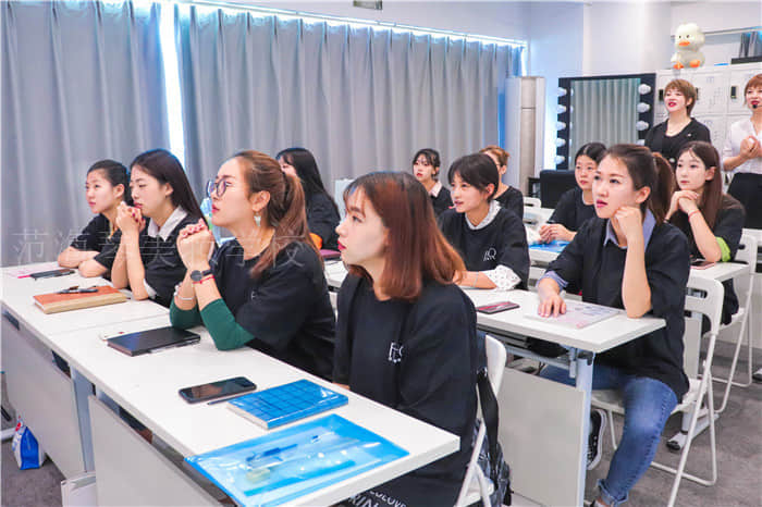 甘肅學給自己化妝正規學校